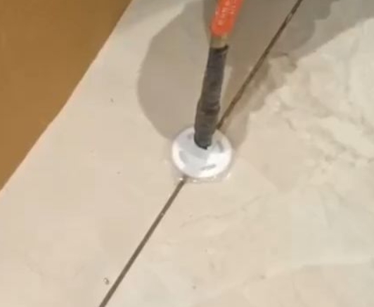 东营市瓷砖空鼓维修公司专业解答瓷砖在铺贴过程中，如果没有涂抹均匀到位的粘结材料（如水泥砂浆或瓷砖胶），可能会导致以下问题