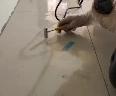 东营市瓷砖开裂维修公司专业分享瓷砖在铺贴前如果没有沥干水分，将会导致以下问题