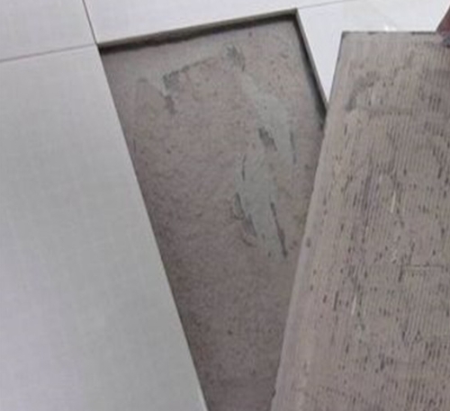 东营市瓷砖空鼓维修公司分享瓷砖铺贴时如果打浆（即涂抹在瓷砖背面和基层上的砂浆或瓷砖胶）过少，会带来以下问题